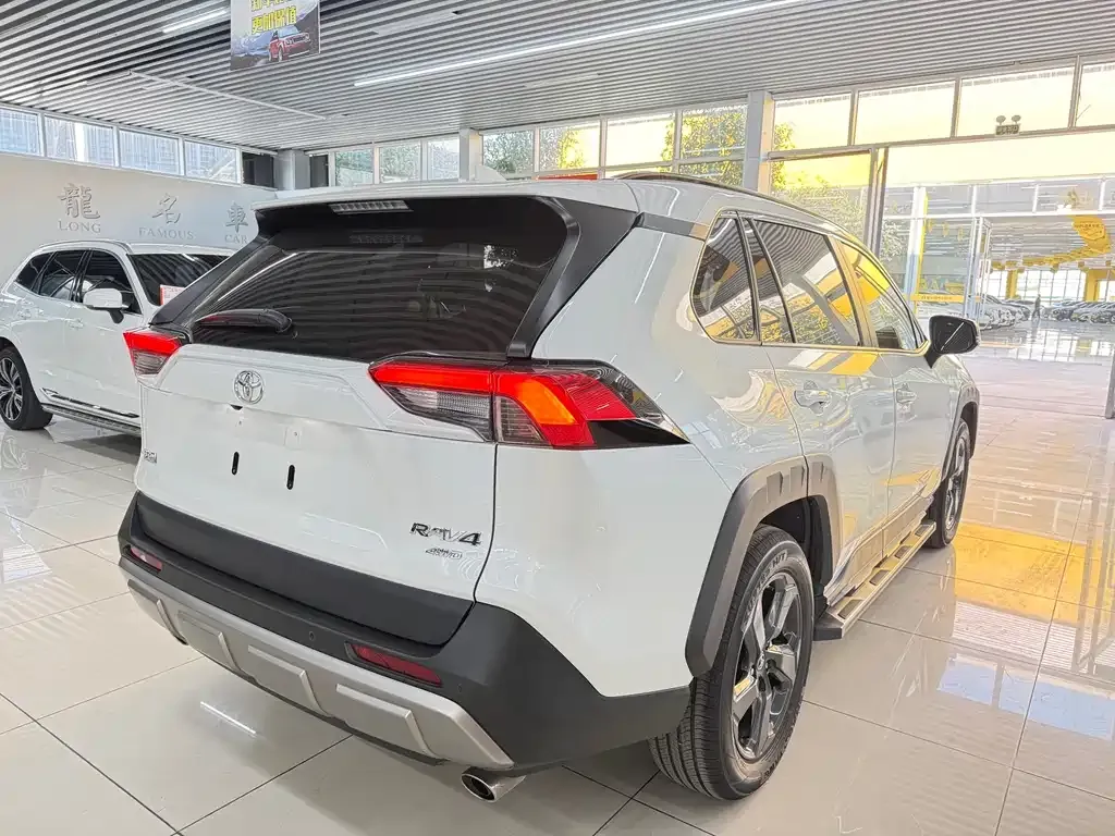 Toyota RAV4 — фото 8