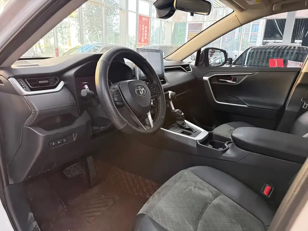 Toyota RAV4 — фото 7