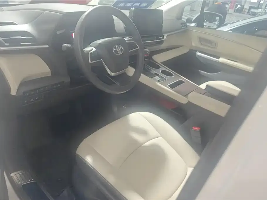 Toyota Granvia — фото 6