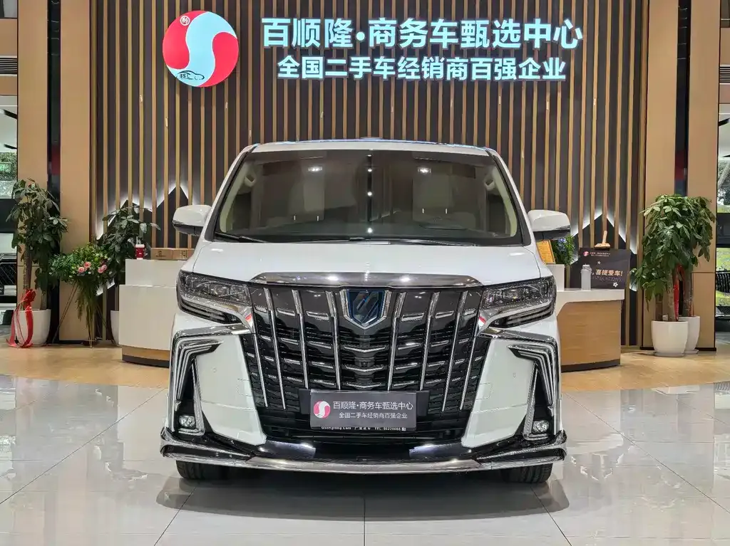 Toyota Alphard — фото 1