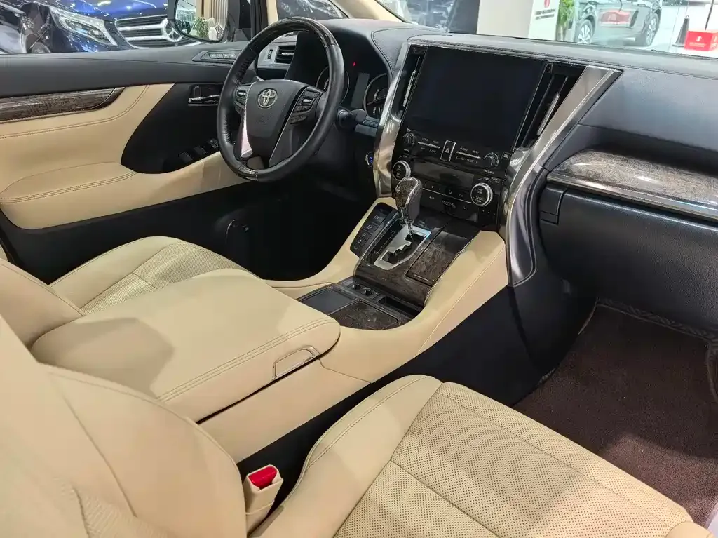 Toyota Alphard — фото 5