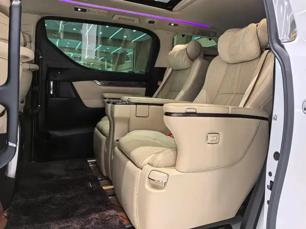 Toyota Alphard — фото 2