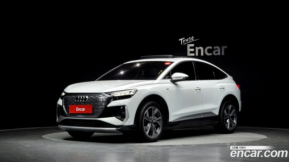 Audi Q4 e-tron — фото 1