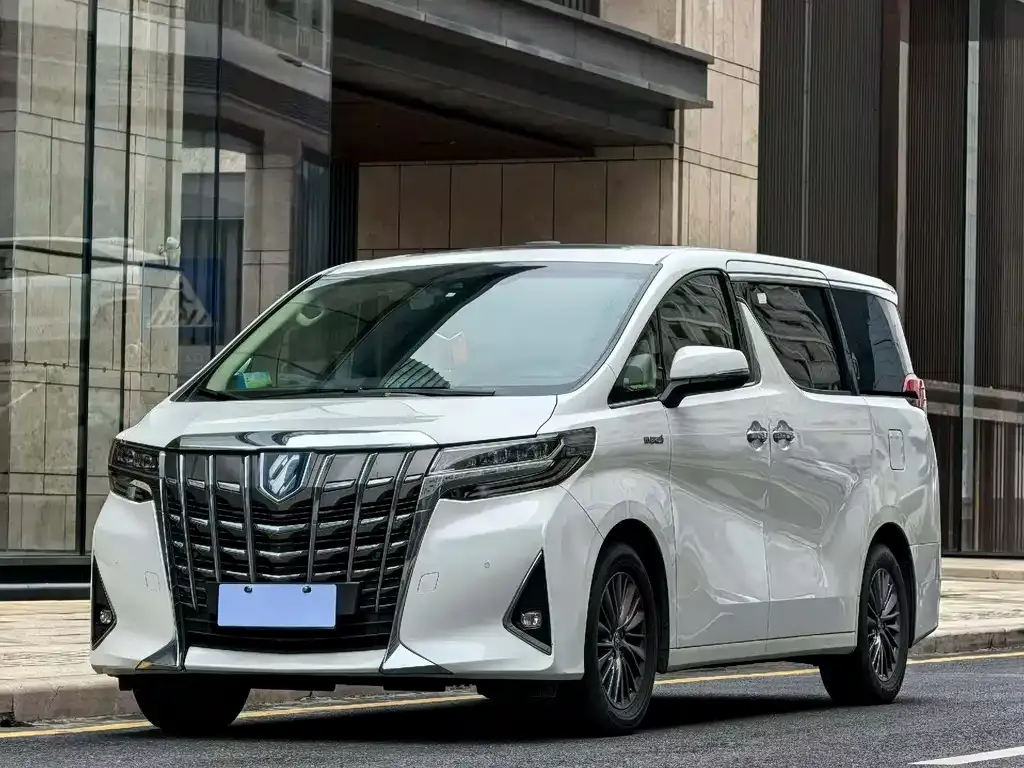 Toyota Alphard — фото 1