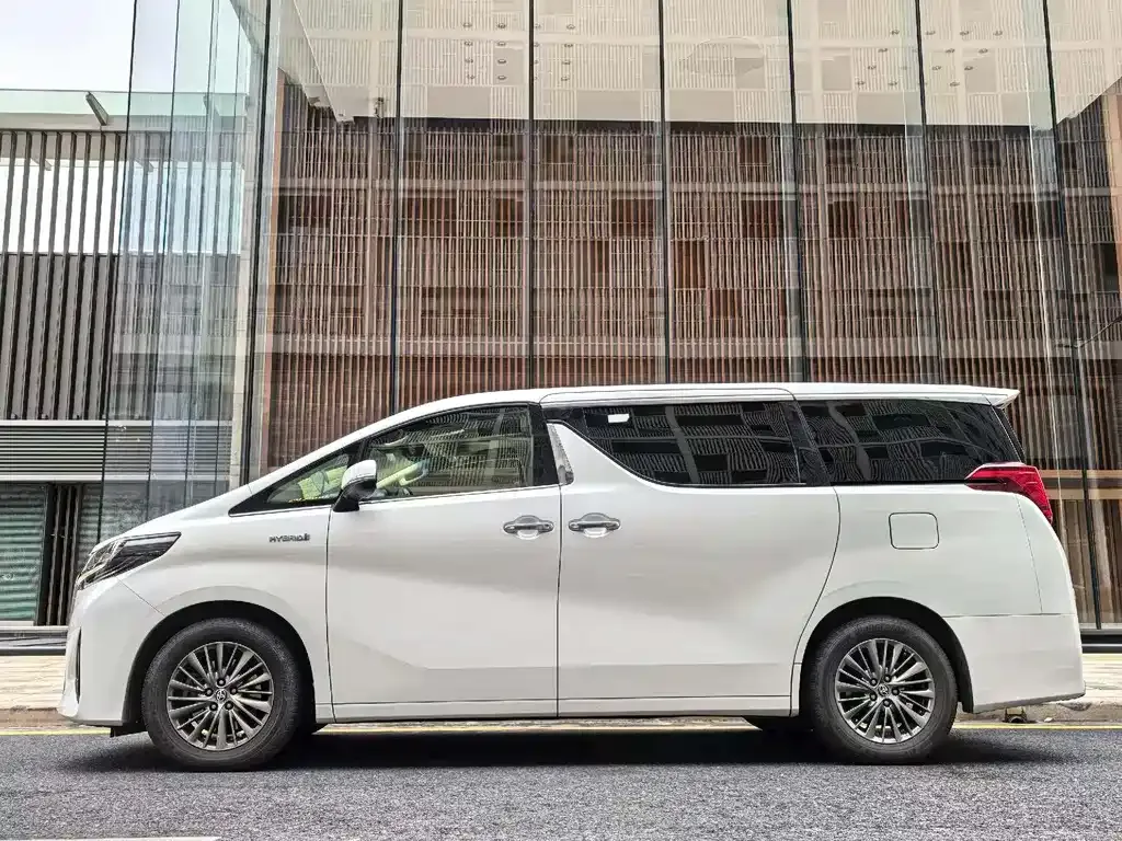 Toyota Alphard — фото 5