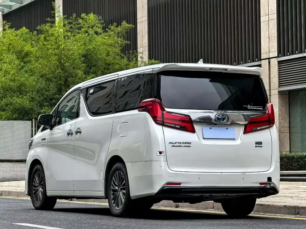 Toyota Alphard — фото 9