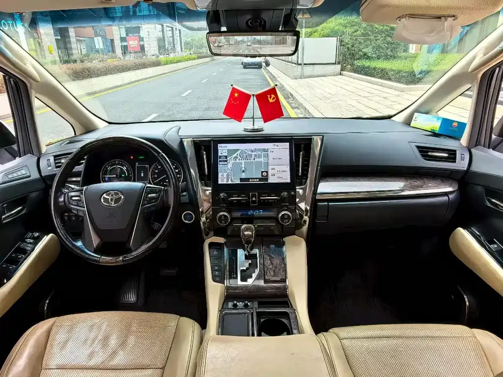 Toyota Alphard — фото 8