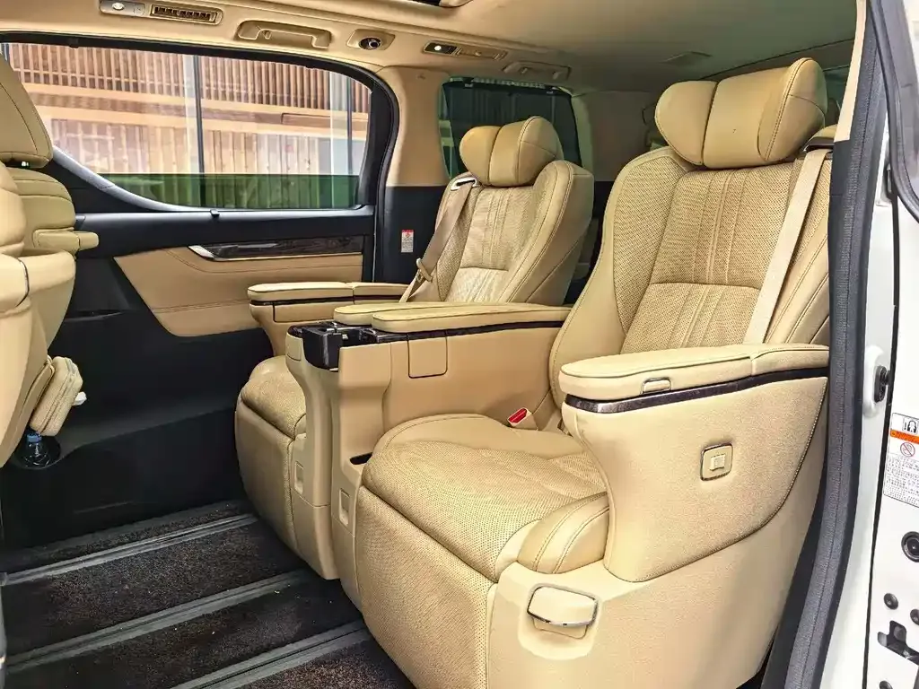 Toyota Alphard — фото 3