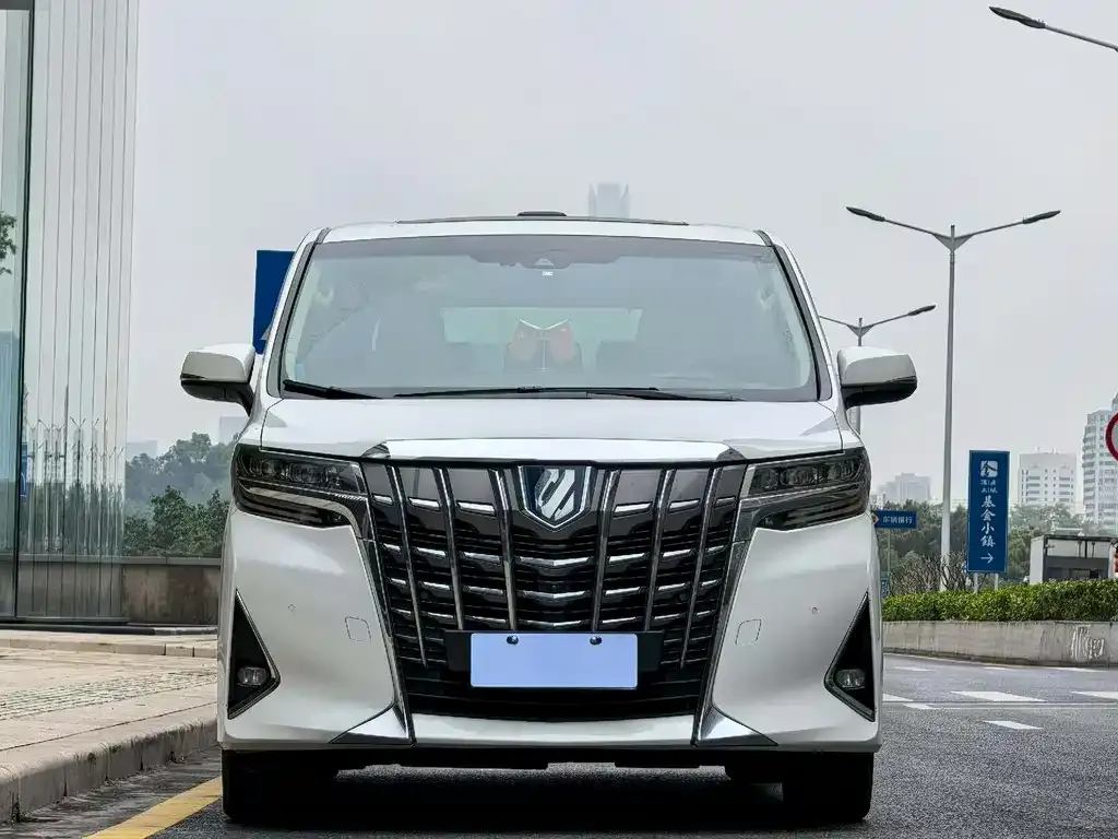 Toyota Alphard — фото 2