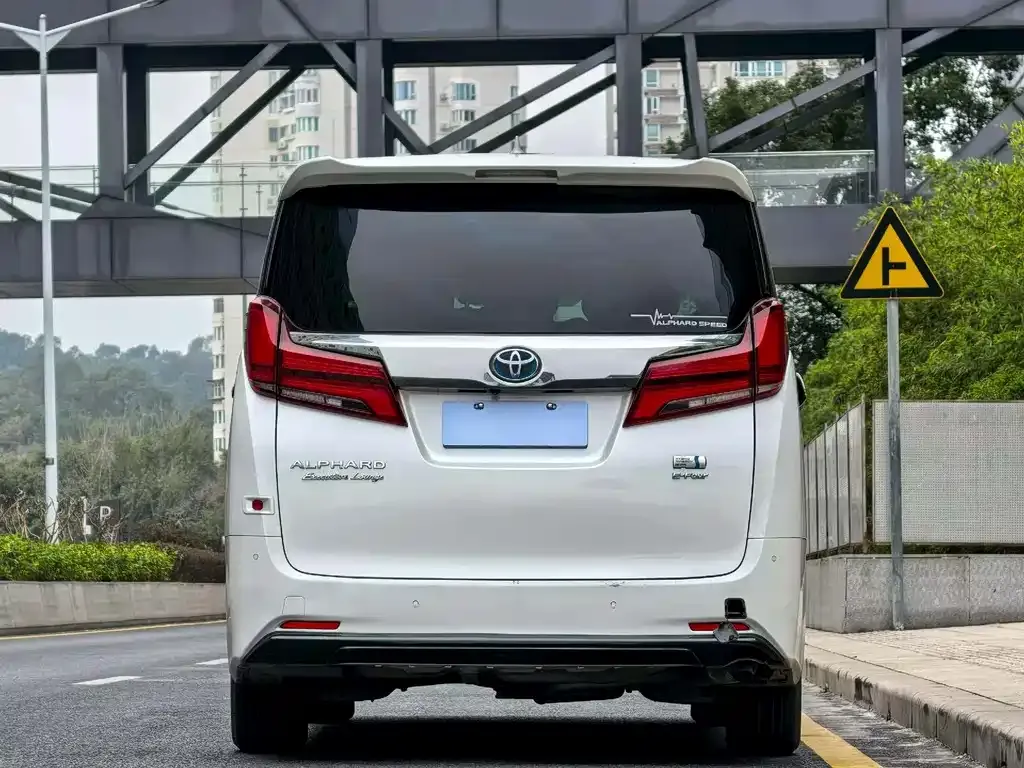 Toyota Alphard — фото 7