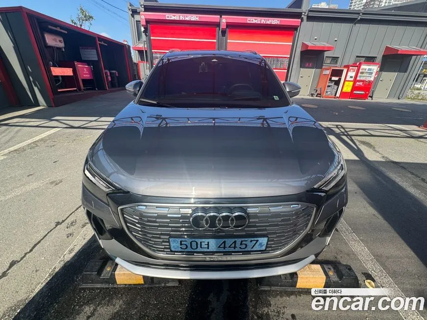 Audi Q4 e-tron — фото 1