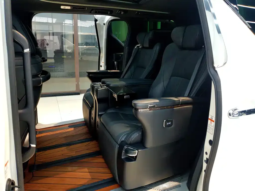 Toyota Vellfire — фото 2