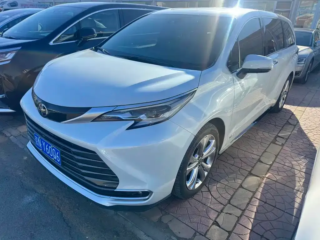 Toyota Sienna — фото 1