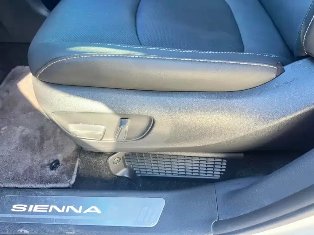 Toyota Sienna — фото 4