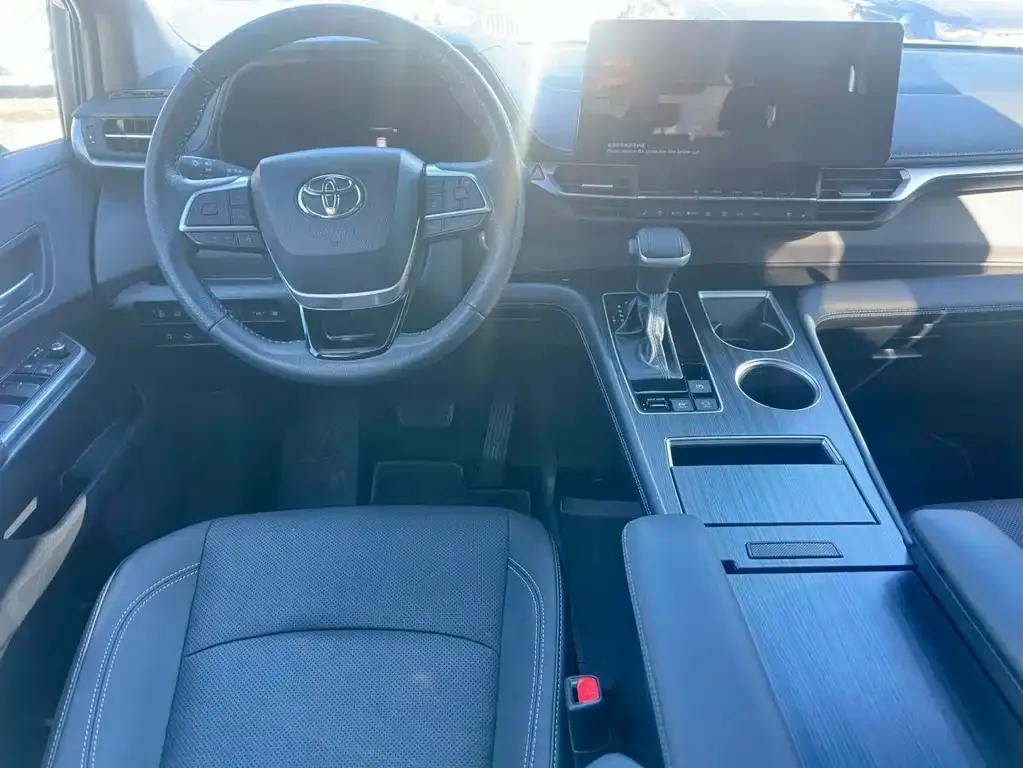 Toyota Sienna — фото 10