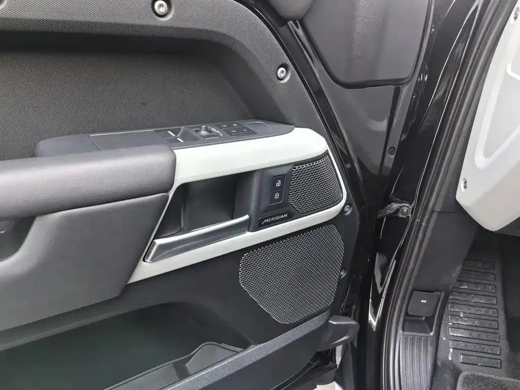 Land Rover Defender — фото 10