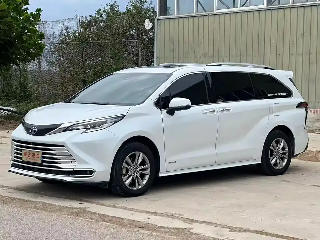 Toyota Sienna — фото 1