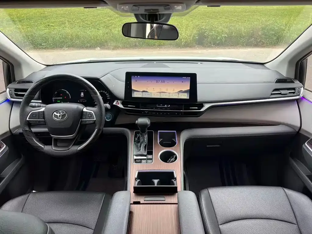 Toyota Sienna — фото 10