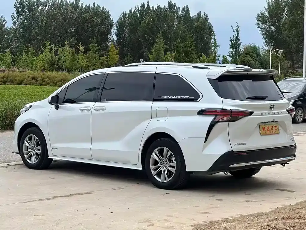 Toyota Sienna — фото 9