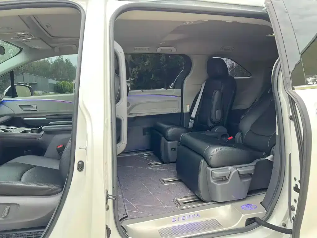 Toyota Sienna — фото 6