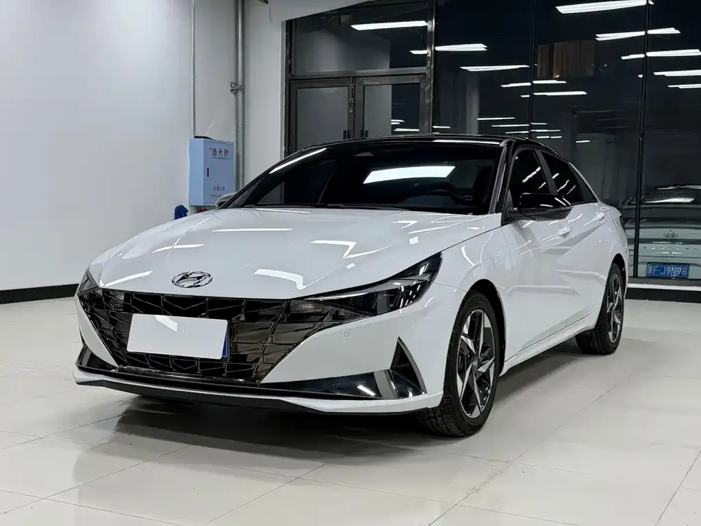 Hyundai Elantra — фото 1
