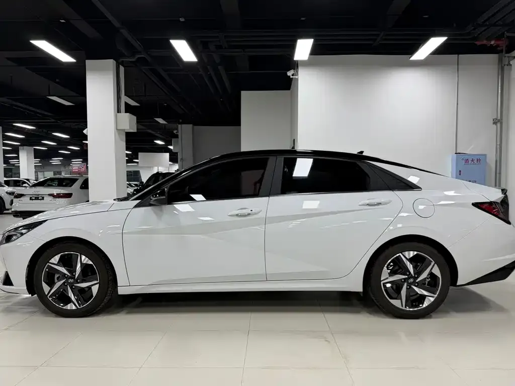 Hyundai Elantra — фото 4