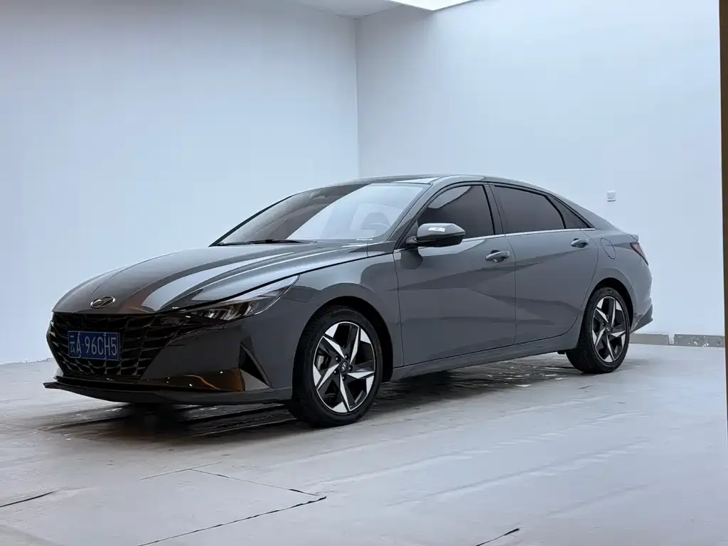 Hyundai Elantra — фото 1