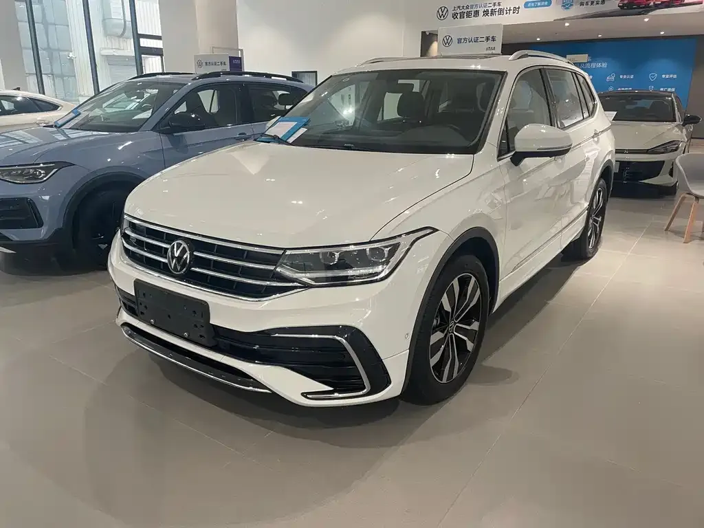 Volkswagen Tiguan L — фото 1