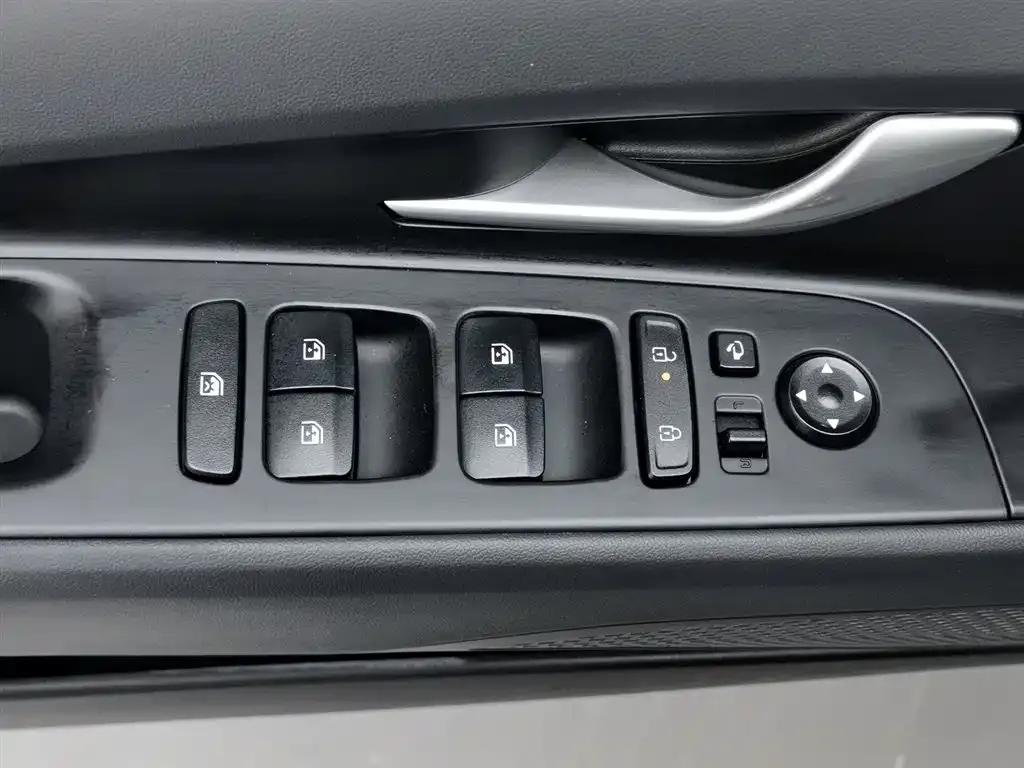 Hyundai Elantra — фото 7