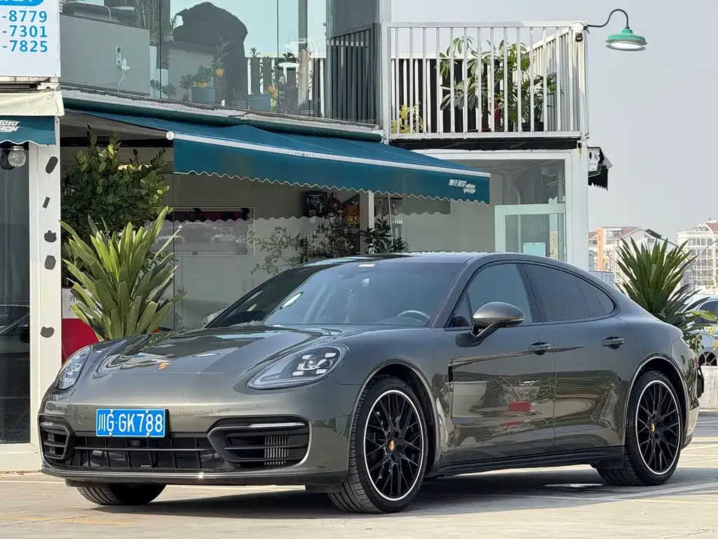 Porsche Panamera — фото 1