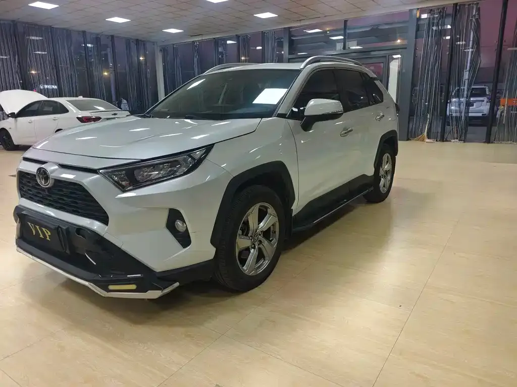 Toyota RAV4 — фото 1