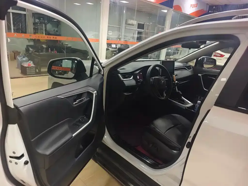 Toyota RAV4 — фото 10