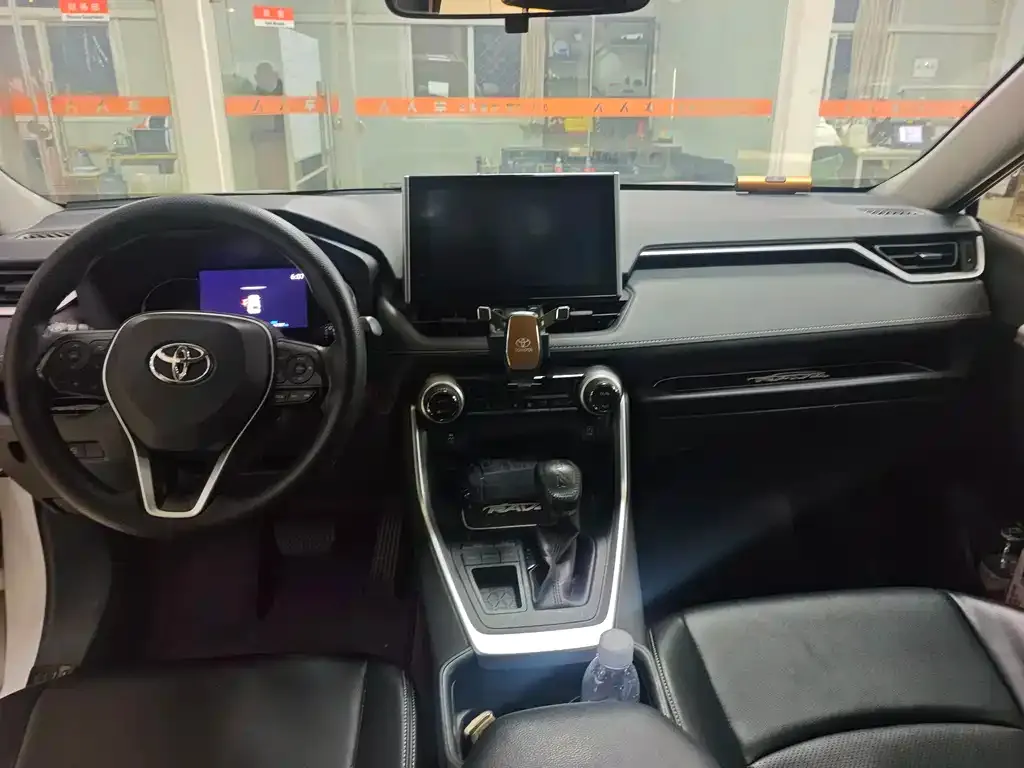 Toyota RAV4 — фото 7