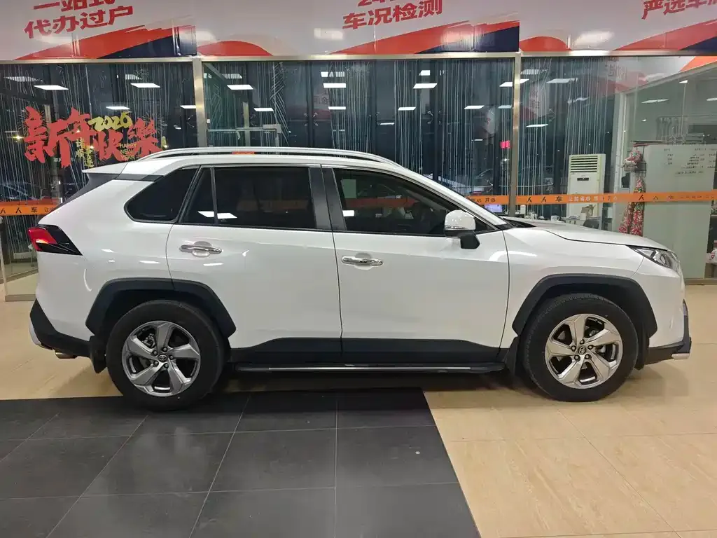 Toyota RAV4 — фото 5