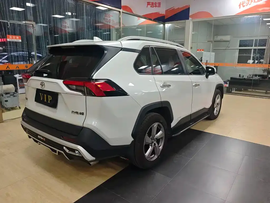 Toyota RAV4 — фото 3