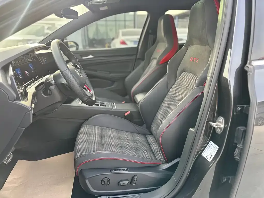Volkswagen Golf GTI — фото 10