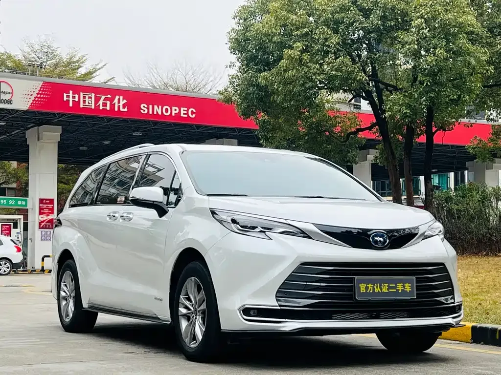 Toyota Sienna — фото 1