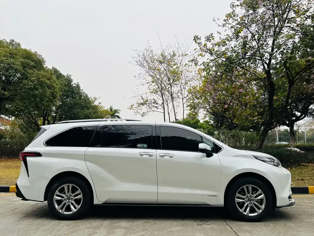 Toyota Sienna — фото 9