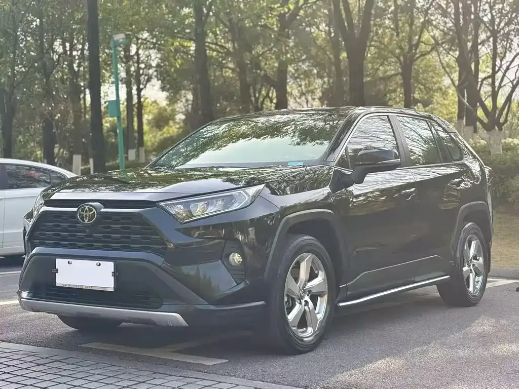 Toyota RAV4 — фото 1