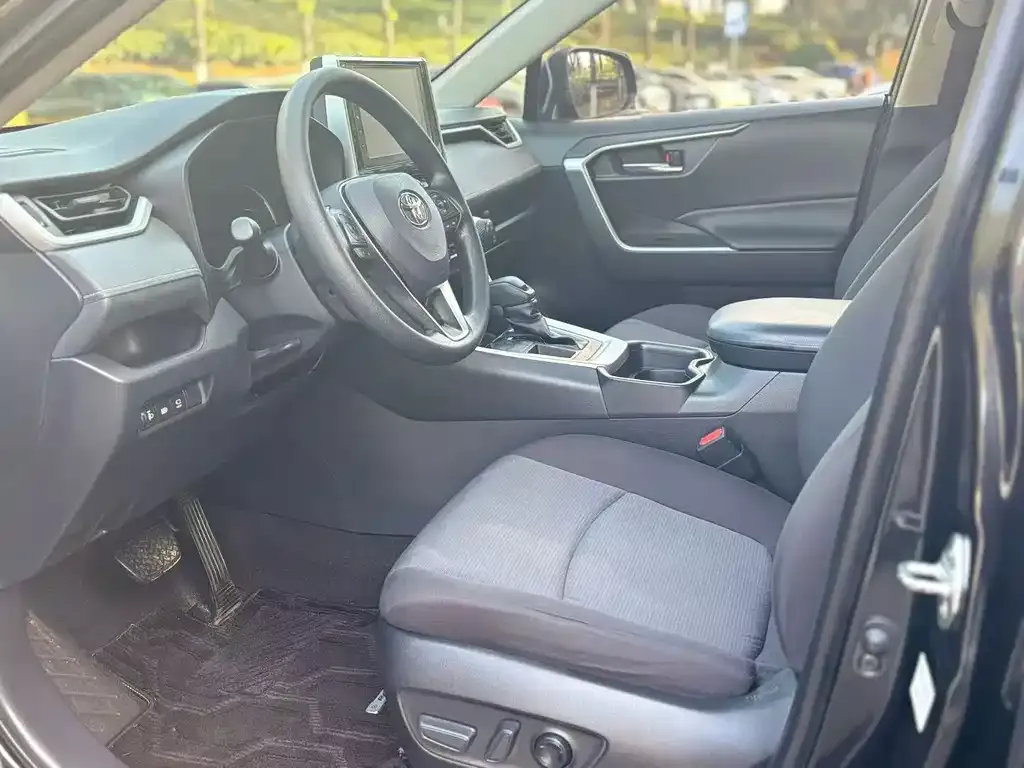 Toyota RAV4 — фото 2