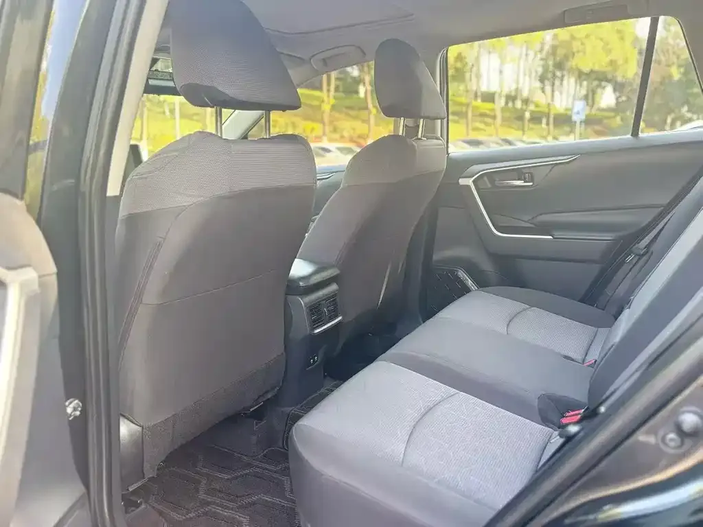Toyota RAV4 — фото 4
