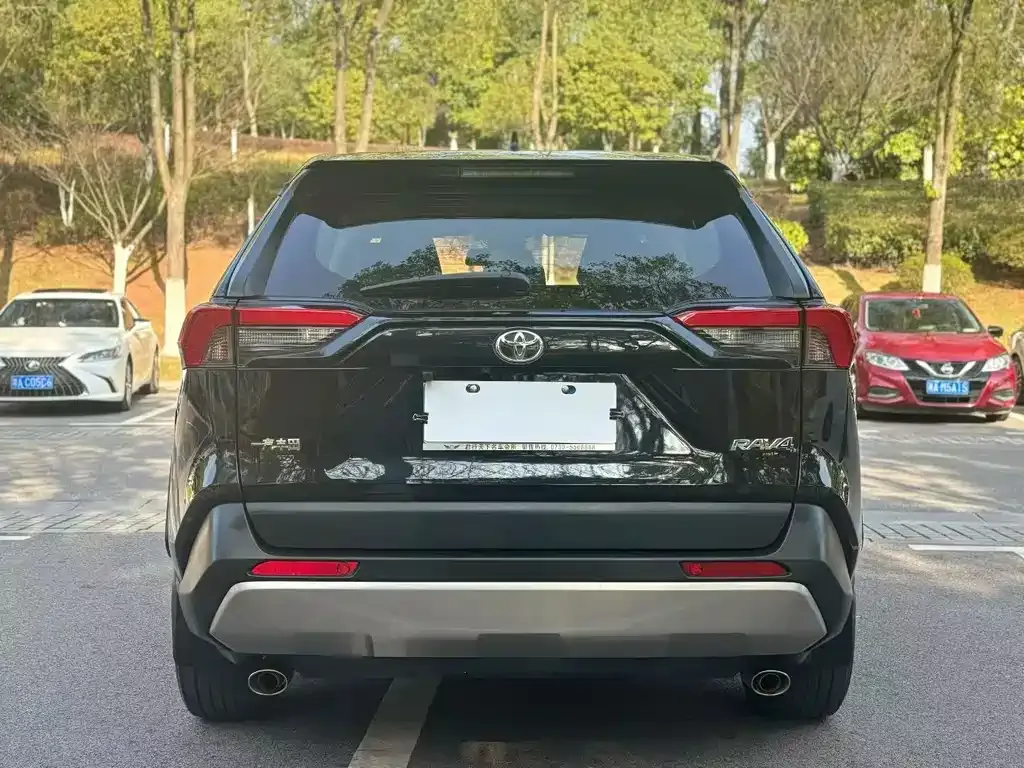 Toyota RAV4 — фото 5