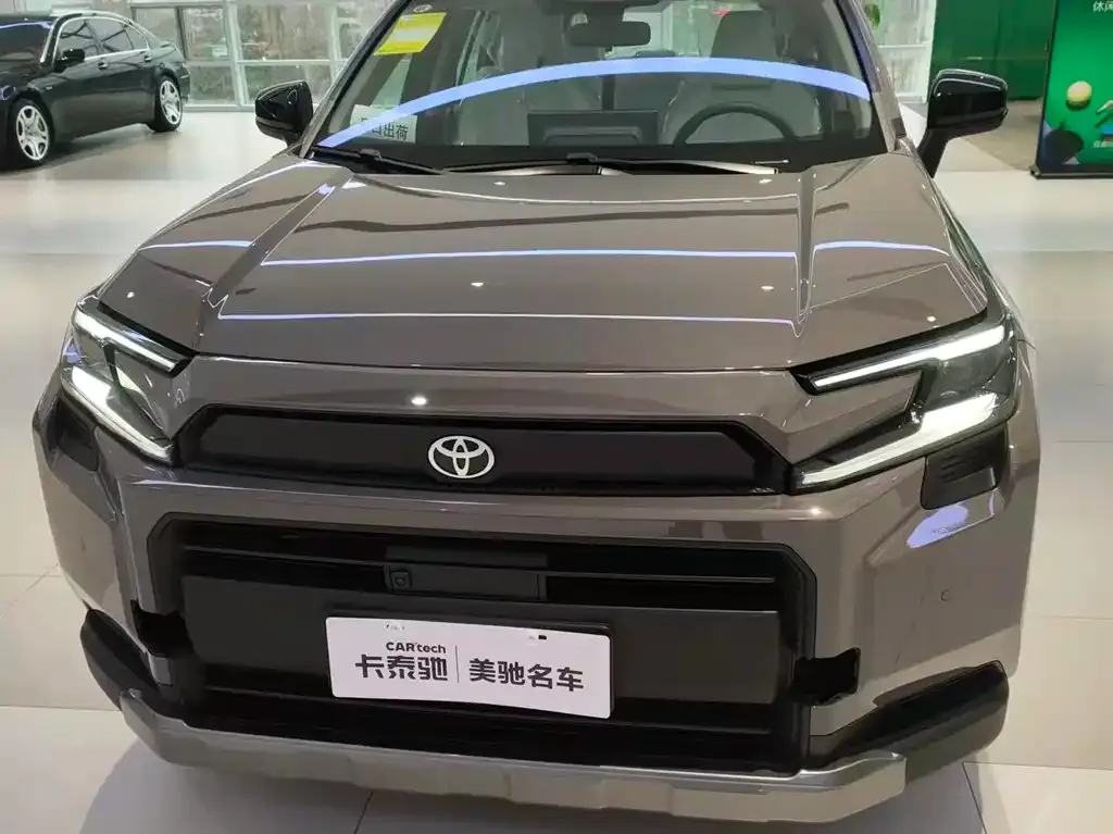 Toyota RAV4 — фото 1
