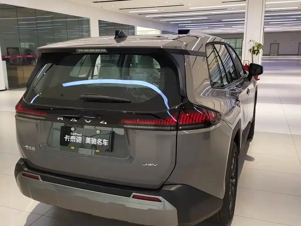 Toyota RAV4 — фото 4