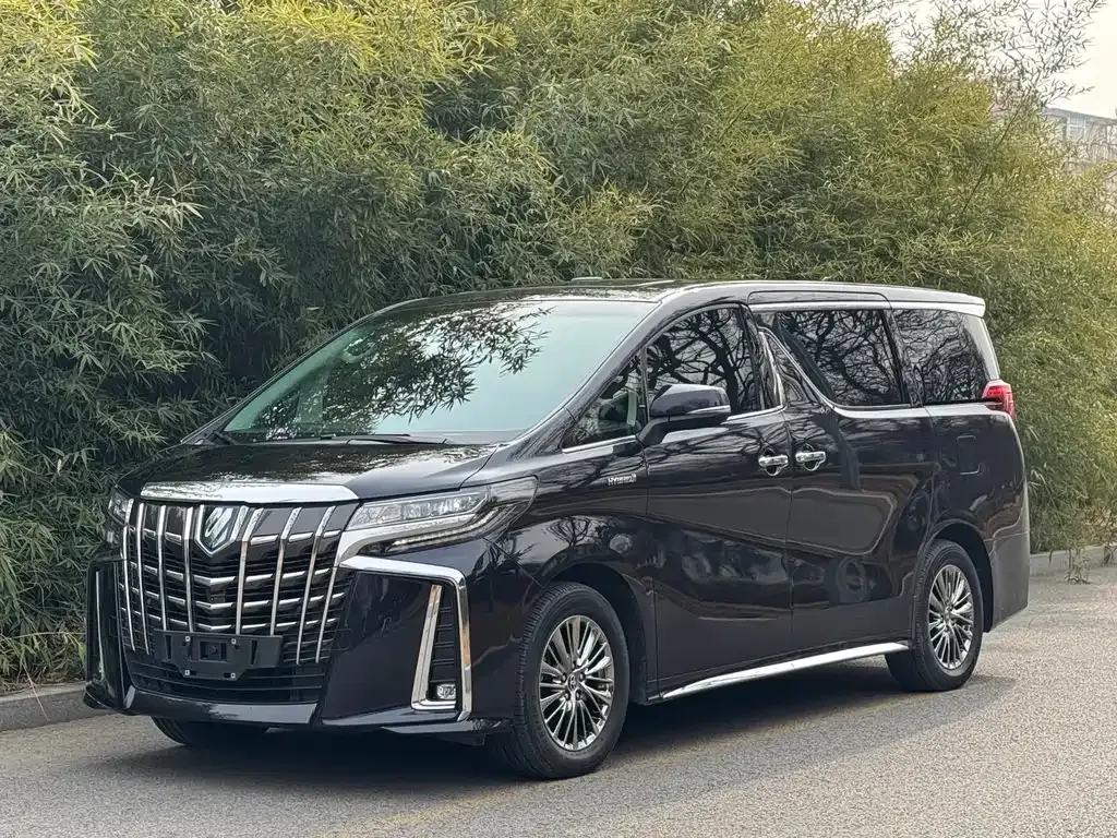 Toyota Alphard — фото 1