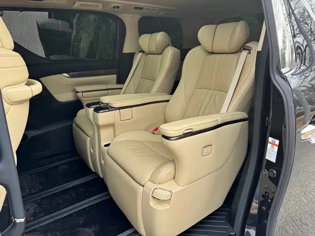 Toyota Alphard — фото 3