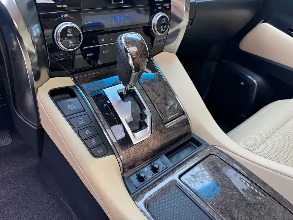 Toyota Alphard — фото 8