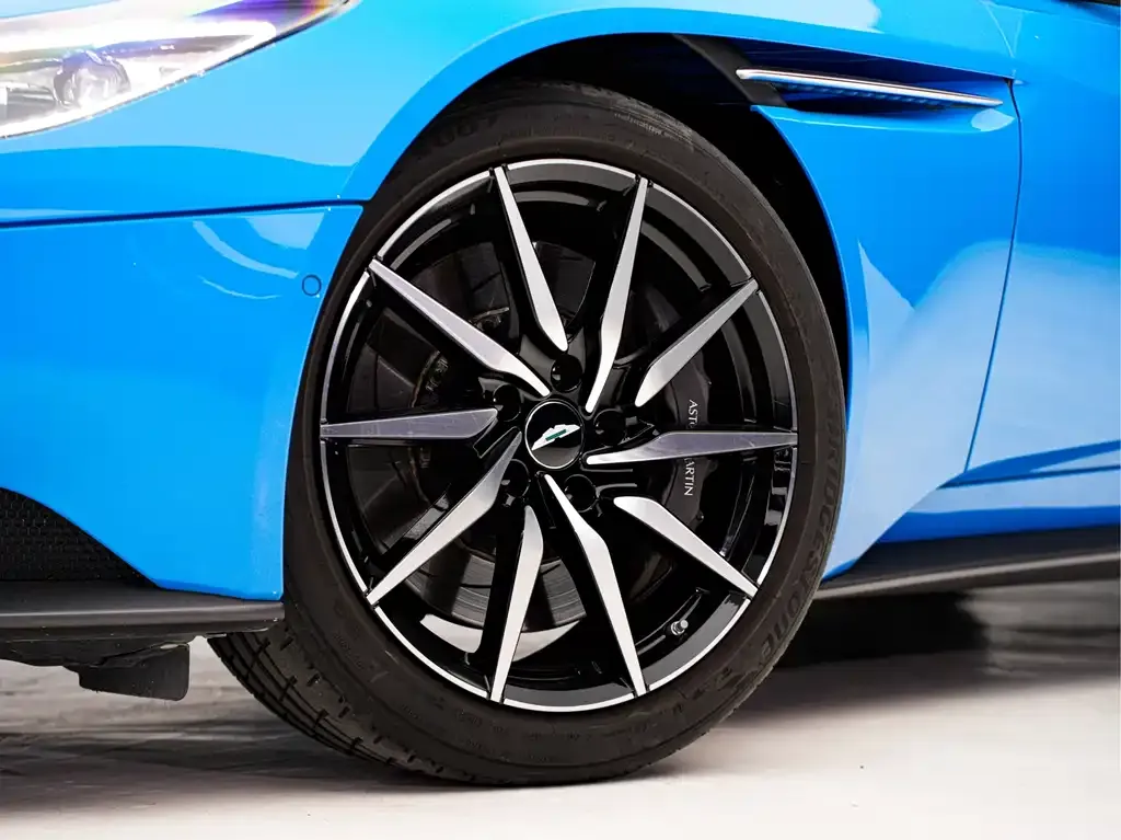 Aston Martin DB11 — фото 10