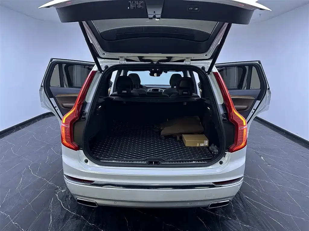 Volvo XC90 — фото 8
