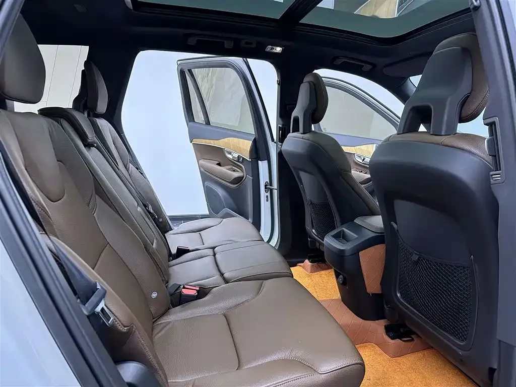 Volvo XC90 — фото 10